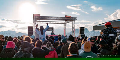Menschenmenge beim Konzert von Nina Kraviz in den Bergen während des Festivals Tignes Unlimited